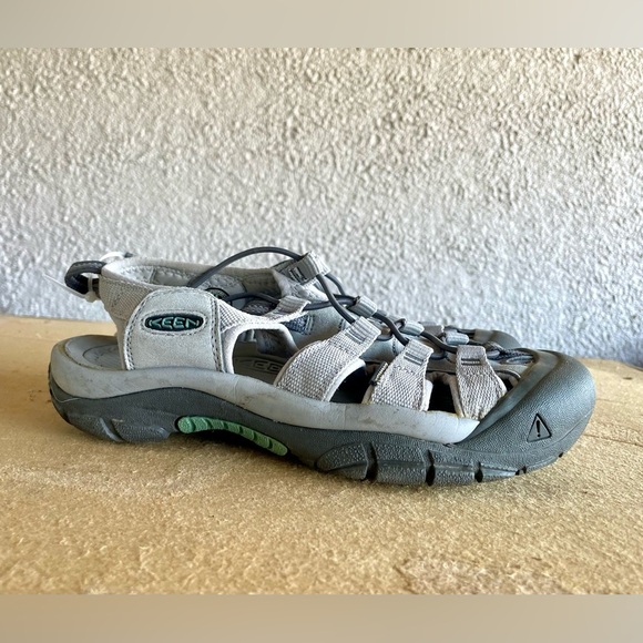 Women's 7.5 Keen Newport H2 Sandals Monochrome Safari Beige Waterproof Washable - Picture 1 of 10